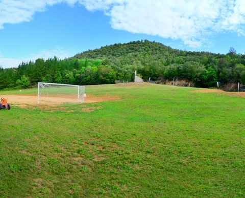 Casa de colònies Can Vandrell camp de futbol